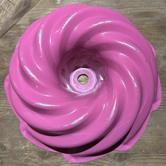 Vintage Nordic Ware Heritage Pink/White Bundt Pan - Picture 2 of 3